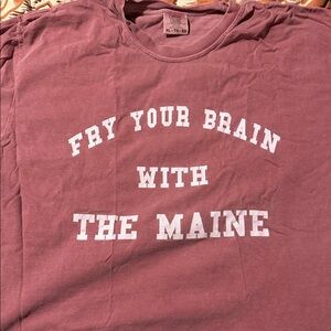 The Maine Graphic T-Shirt in Maroon